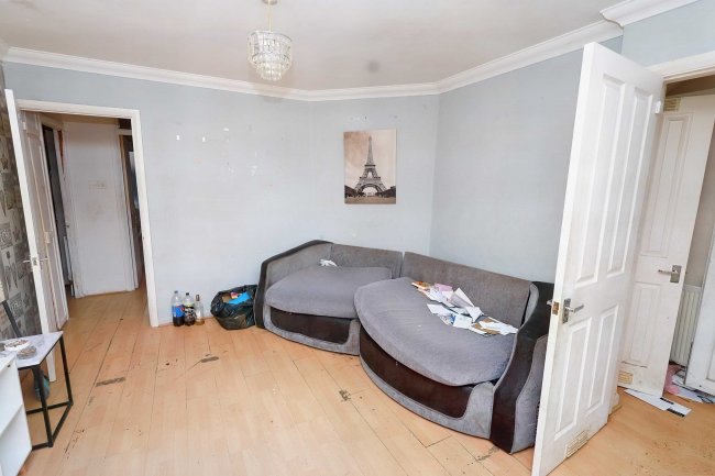 243 Shakespeare Avenue, North Hayes, Middlesex, UB4 9AQ 2