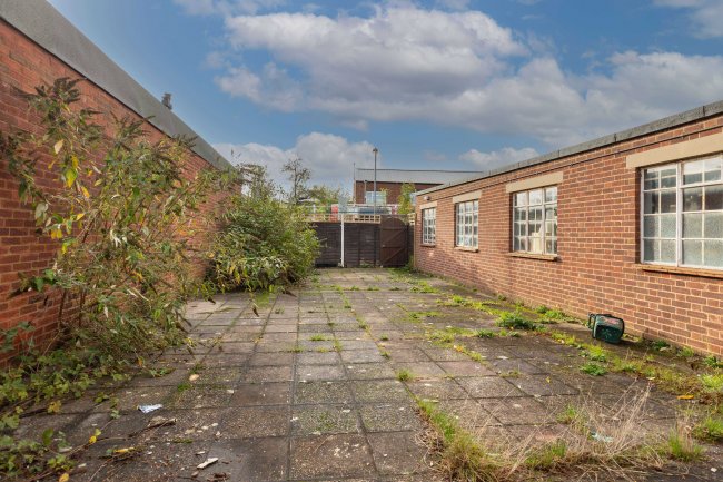 44 Station Way, Buckhurst Hill, IG9 6LN 5