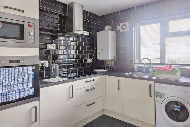 96 Wellington Road, Tilbury, Essex RM18 7PS 9