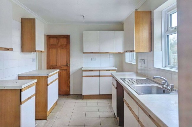 98 Cherry Tree Road, Beaconsfield, Buckinghamshire, HP9 1BH 4