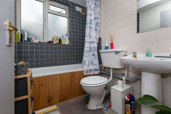 17/19 Ebbsfleet Road, Cricklewood, London, NW2 3NB 1