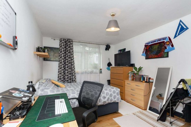 17/19 Ebbsfleet Road, Cricklewood, London, NW2 3NB 1