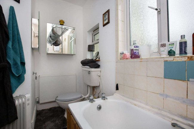 17/19 Ebbsfleet Road, Cricklewood, London, NW2 3NB 1