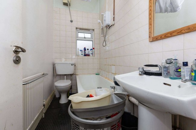 17/19 Ebbsfleet Road, Cricklewood, London, NW2 3NB 1