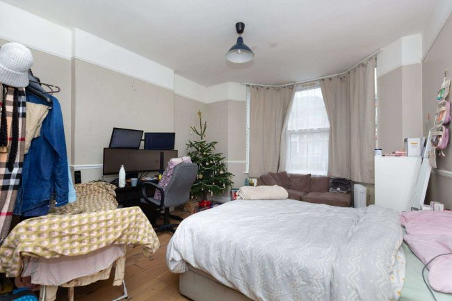 17/19 Ebbsfleet Road, Cricklewood, London, NW2 3NB 1