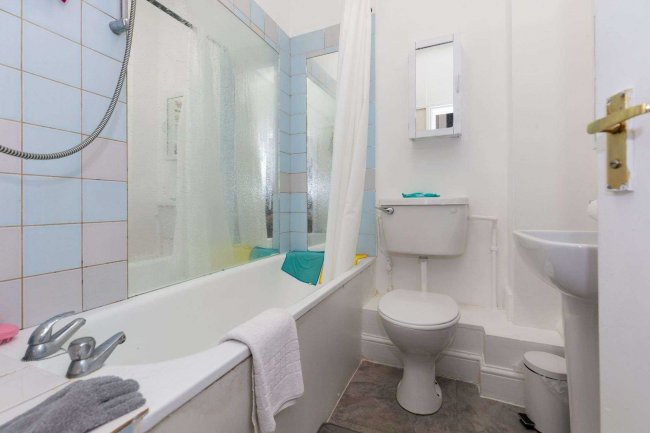 17/19 Ebbsfleet Road, Cricklewood, London, NW2 3NB 1