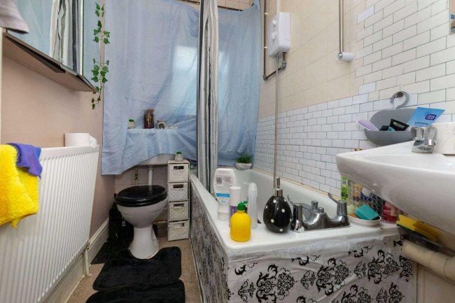 17/19 Ebbsfleet Road, Cricklewood, London, NW2 3NB 1