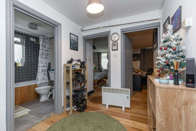 17/19 Ebbsfleet Road, Cricklewood, London, NW2 3NB 1