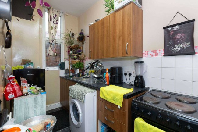 17/19 Ebbsfleet Road, Cricklewood, London, NW2 3NB 1