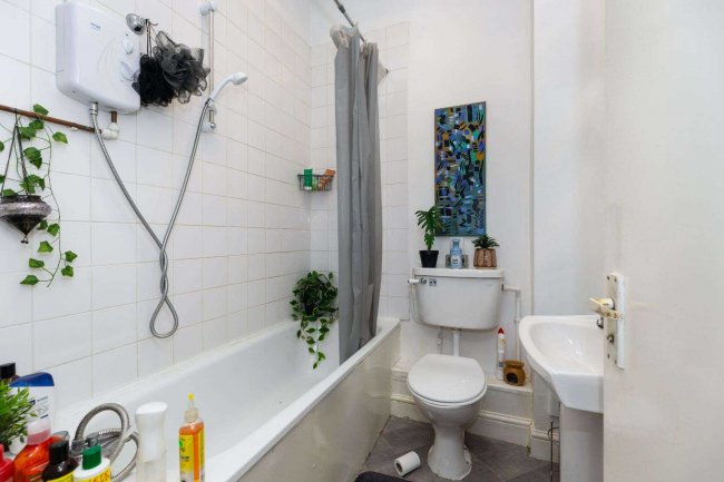 17/19 Ebbsfleet Road, Cricklewood, London, NW2 3NB 1