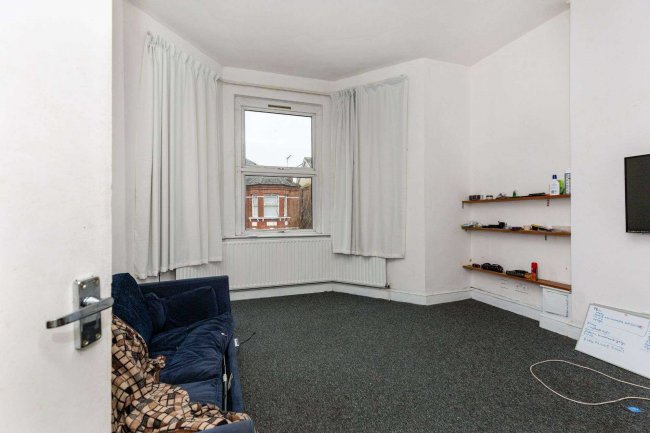 17/19 Ebbsfleet Road, Cricklewood, London, NW2 3NB 1