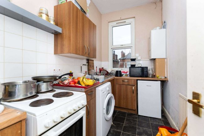 17/19 Ebbsfleet Road, Cricklewood, London, NW2 3NB 1