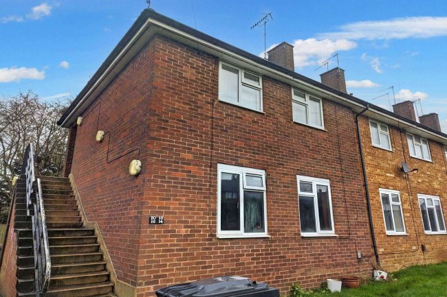 16 Cotswold Avenue, Bushey, WD23 4QH 9