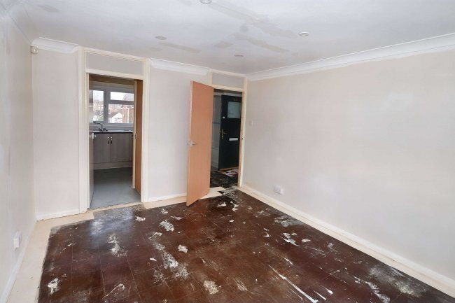 69 Wayside, Potters Bar, EN6 5NF 4