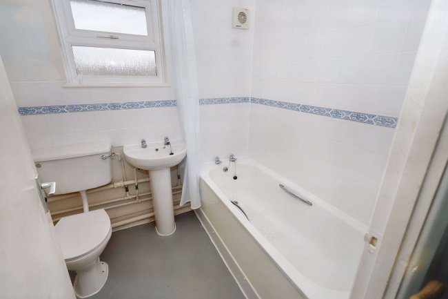 69 Wayside, Potters Bar, EN6 5NF 4