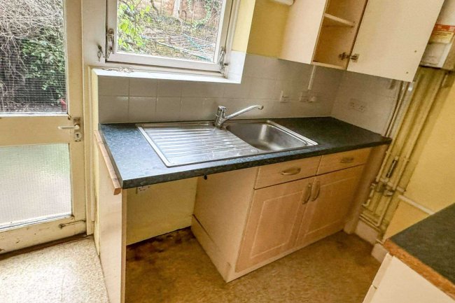 Basement Flat, 86 Halford Road, Fulham, London, SW6 1JX 3