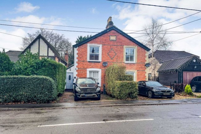 77 Chertsey Road, Windlesham, Surrey, GU20 6HD 4