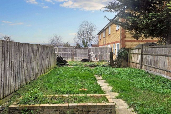 21 Haywards Close, Romford, Essex, RM6 4FQ 6