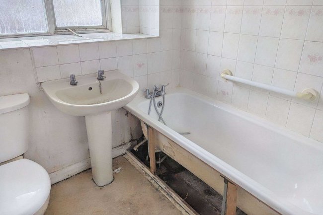 21 Haywards Close, Romford, Essex, RM6 4FQ 6