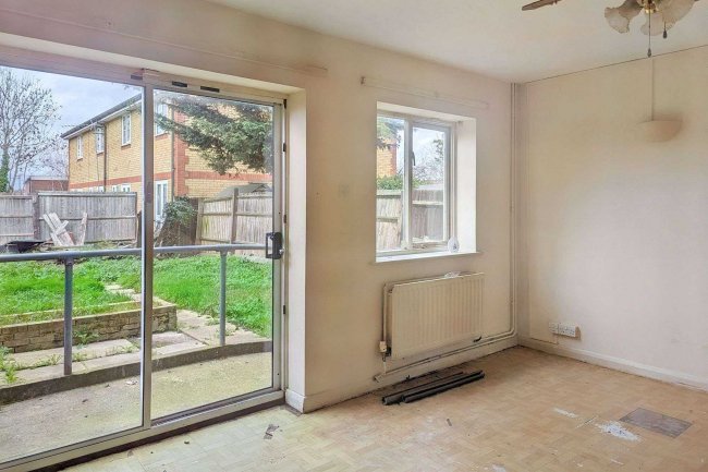 21 Haywards Close, Romford, Essex, RM6 4FQ 6