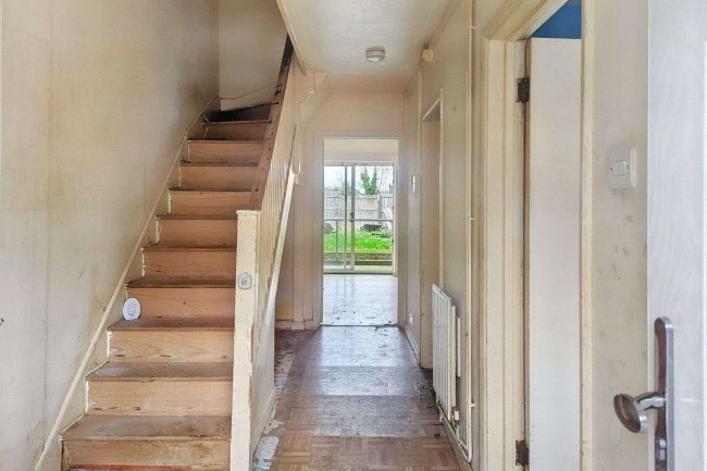 21 Haywards Close, Romford, Essex, RM6 4FQ 6