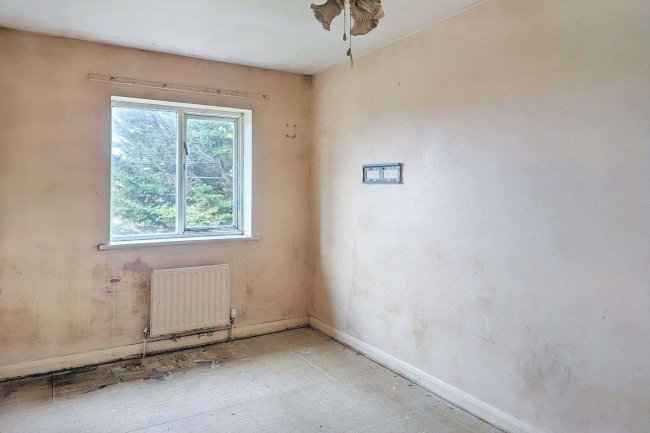 21 Haywards Close, Romford, Essex, RM6 4FQ 6