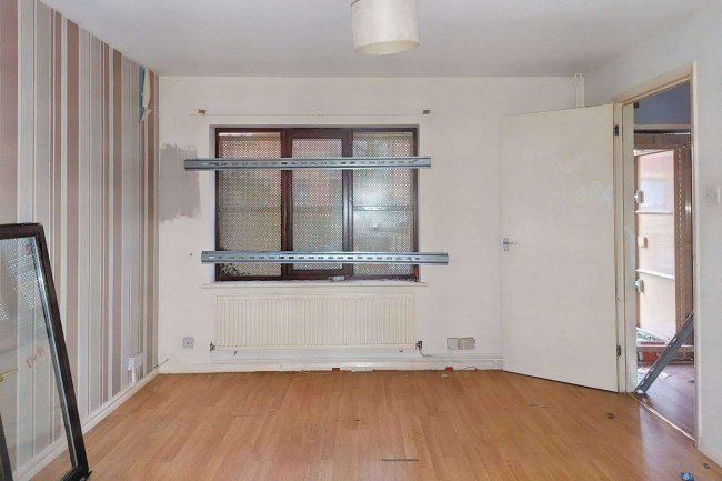 36 Gibbfield Close, Romford, Essex, RM6 5UF 6