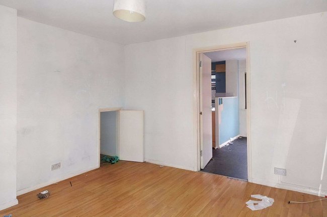 36 Gibbfield Close, Romford, Essex, RM6 5UF 6