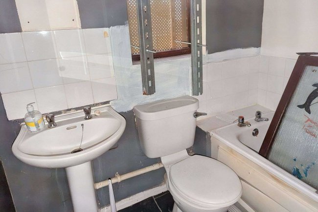 36 Gibbfield Close, Romford, Essex, RM6 5UF 6