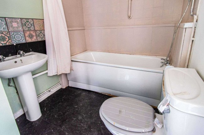 4 Station Place, Aberdare, Mid Glamorgan, CF44 9AA 4