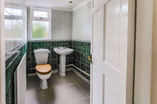 43 Manor Grove, Sittingbourne, Kent, ME10 1LT 2