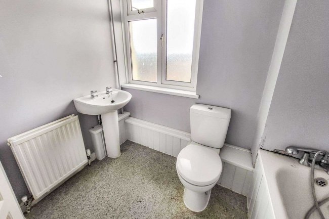 43 Manor Grove, Sittingbourne, Kent, ME10 1LT 2