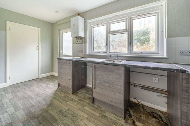 58 The Bourne, Hastings, East Sussex, TN34 3AY 2