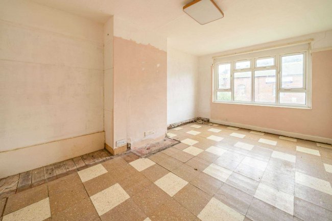 58 The Bourne, Hastings, East Sussex, TN34 3AY 2