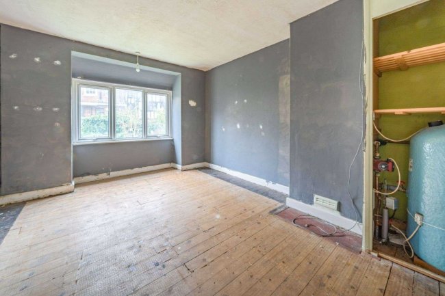 58 The Bourne, Hastings, East Sussex, TN34 3AY 2