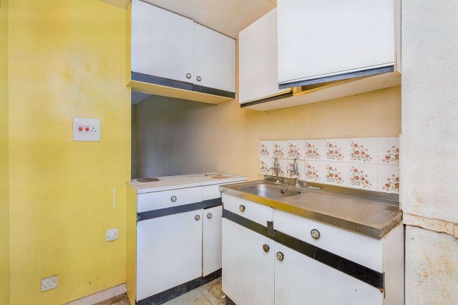 21 Eastbrook Close, Woking, Surrey, GU21 5DQ 2