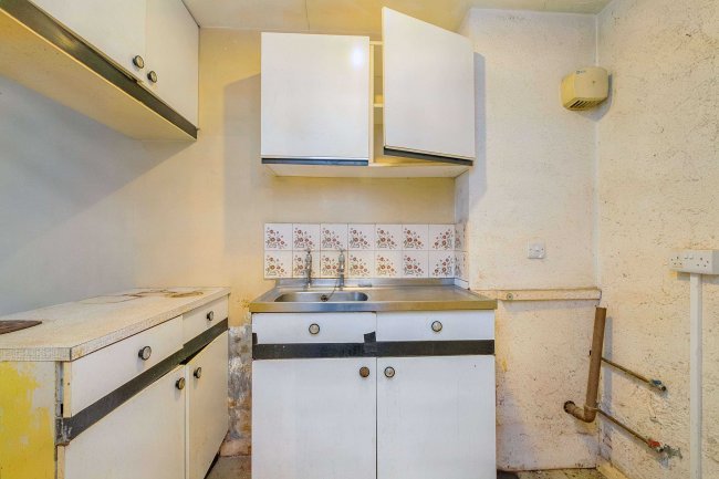 21 Eastbrook Close, Woking, Surrey, GU21 5DQ 2