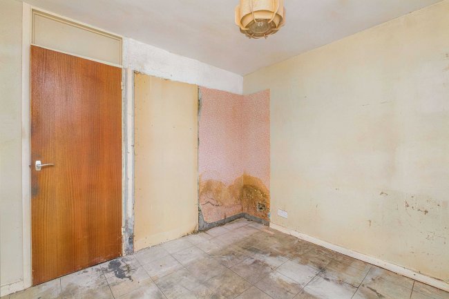 21 Eastbrook Close, Woking, Surrey, GU21 5DQ 2