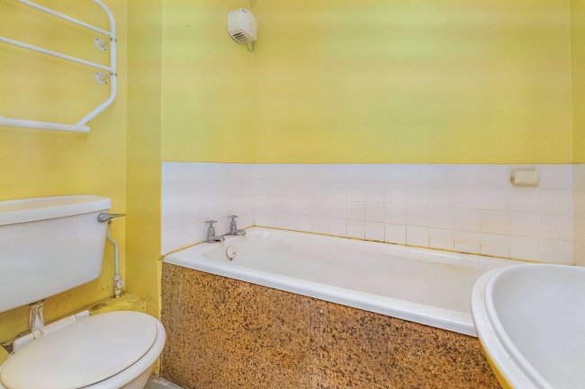 21 Eastbrook Close, Woking, Surrey, GU21 5DQ 2