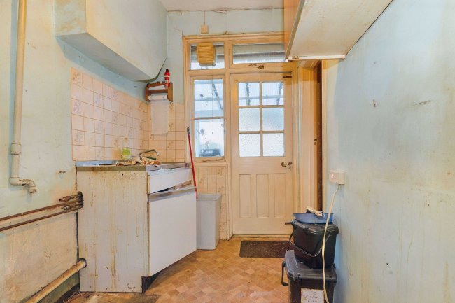 50 Bridport Road, Thornton Heath, Surrey, CR7 7QG 3