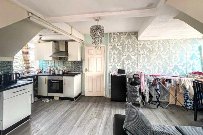 Flat 5, 168 Woodside Green, London SE25 5EW 1