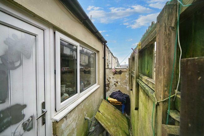 48 Laithe Street, Burnley, Lancashire, BB11 2LH 2