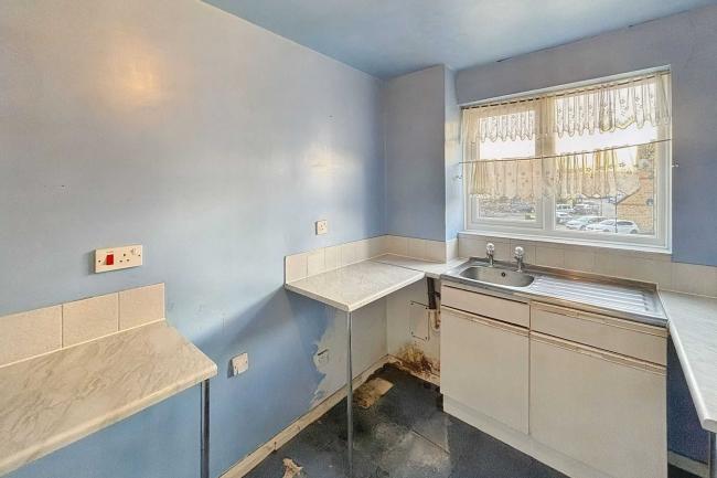 18 Martin Close, Edmonton, N9 8UE 5