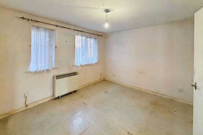 18 Martin Close, Edmonton, N9 8UE 5