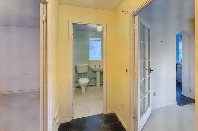 18 Martin Close, Edmonton, N9 8UE 5