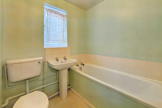 18 Martin Close, Edmonton, N9 8UE 5