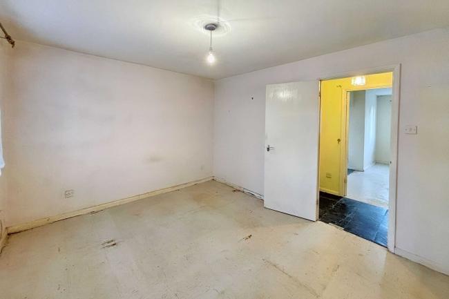 18 Martin Close, Edmonton, N9 8UE 5