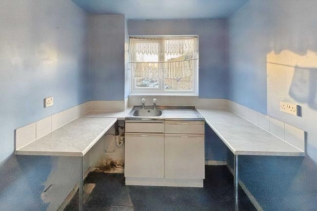 18 Martin Close, Edmonton, N9 8UE 5