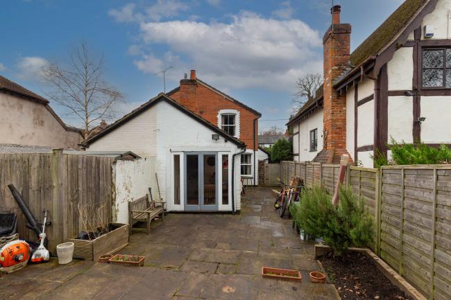 77 Chertsey Road, Windlesham, Surrey, GU20 6HD 4