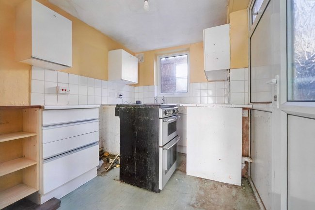 202 Coombe Valley Road, Dover, CT17 0HG 9